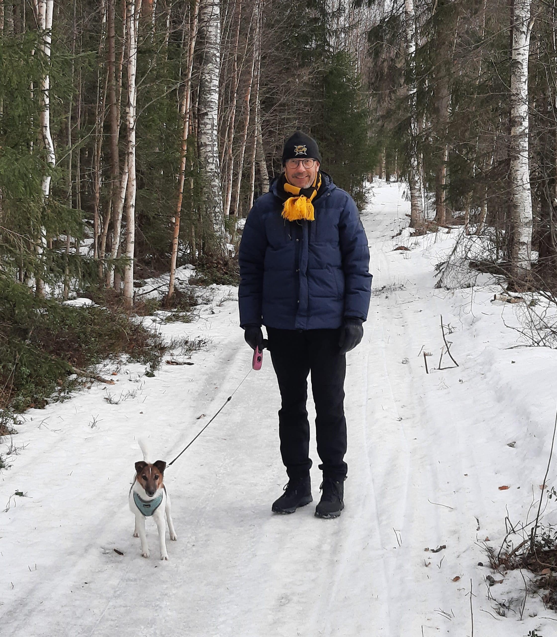Ismo Lukander koiraa ulkoiluttamassa