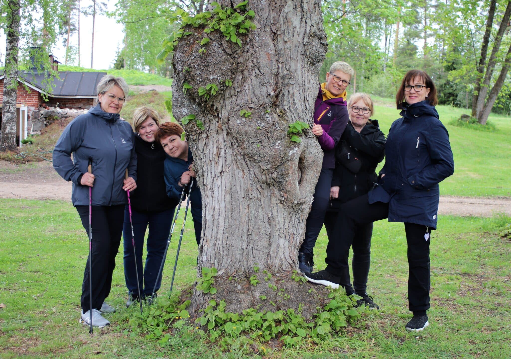 Naisia ulkona kävelysauvojen kanssa.