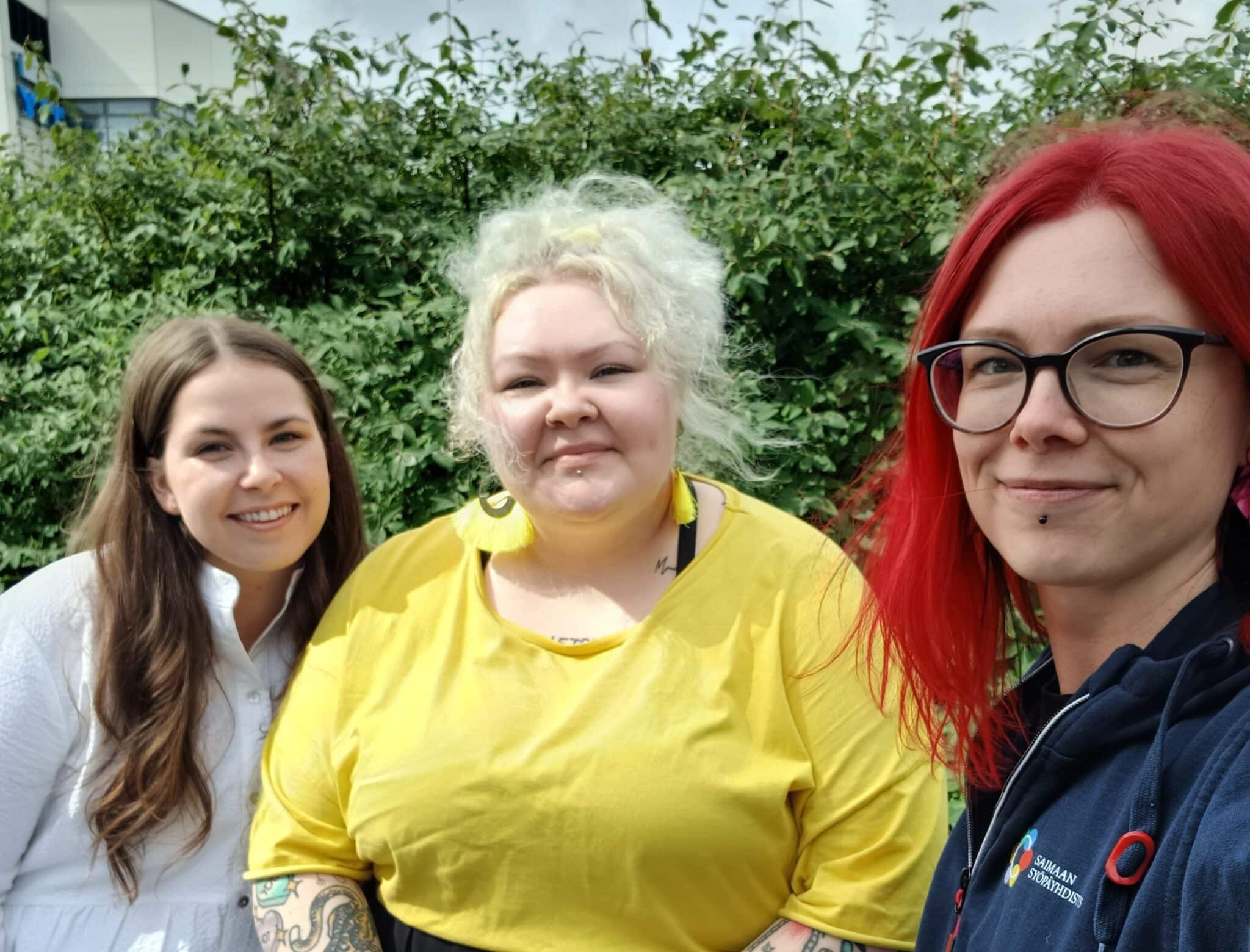 Kolme nuorta naista rinnakkain selfiessä.