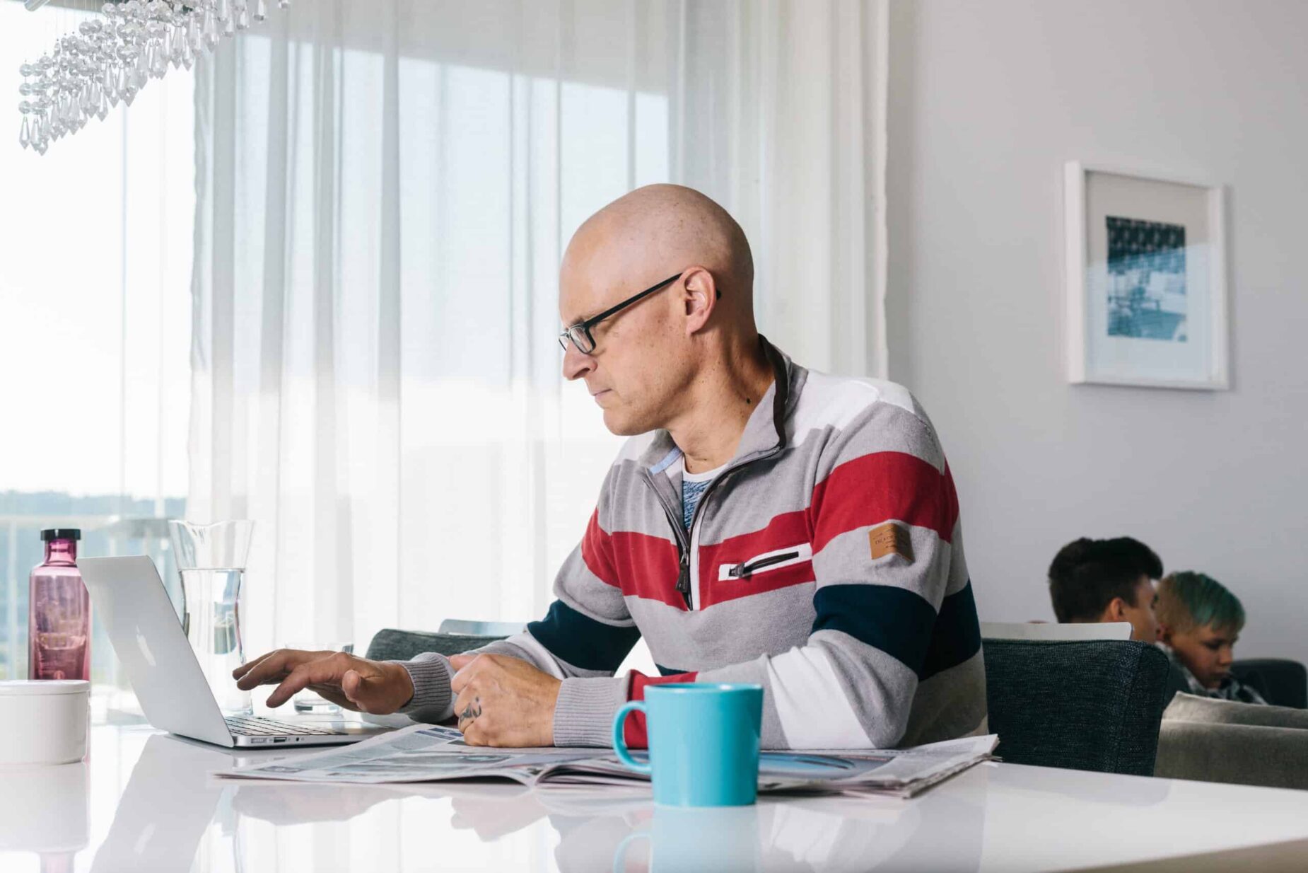 Kalju mies tietokoneen ääressä.