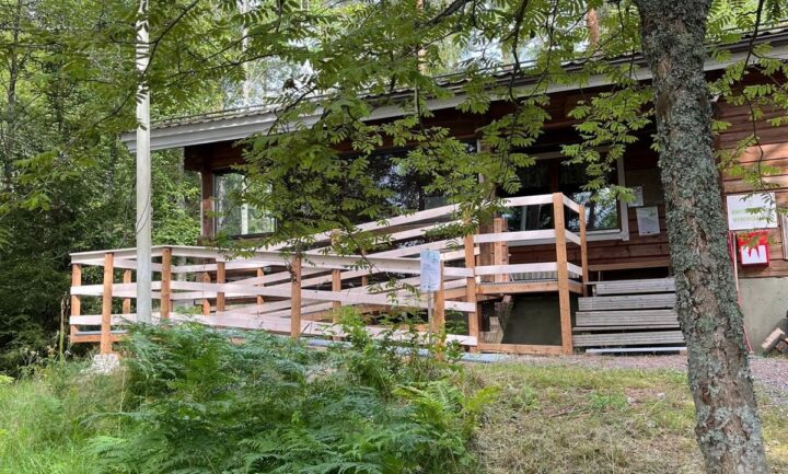 Karhusjärven majan pyörätuoliluiskat